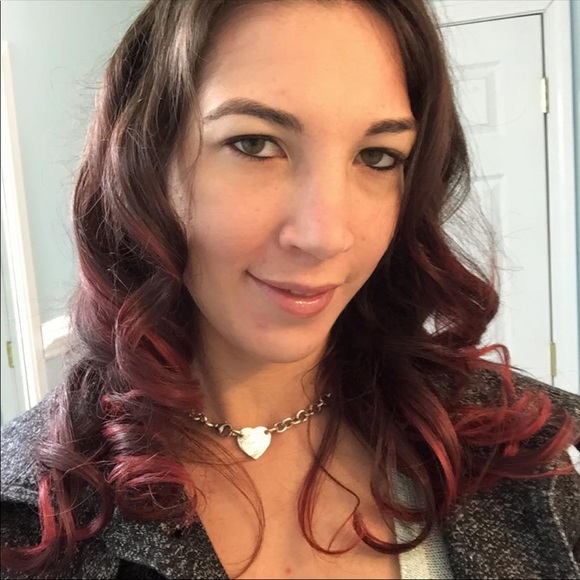 Meet your Posher, Cynthia - Picture 1 of 8